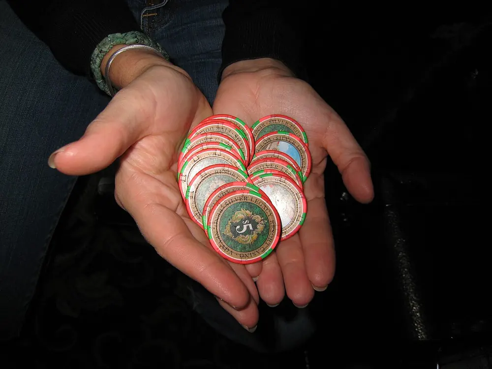 fichas de casino sobre una mesa