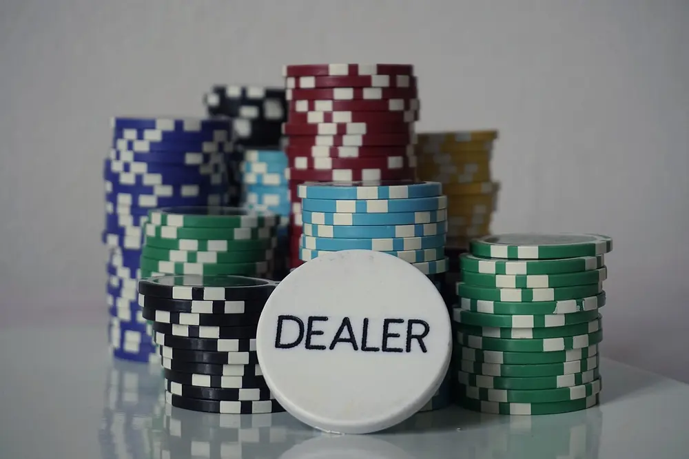 Fichas de póker y botón de dealer - poker caribeño en linea mexico