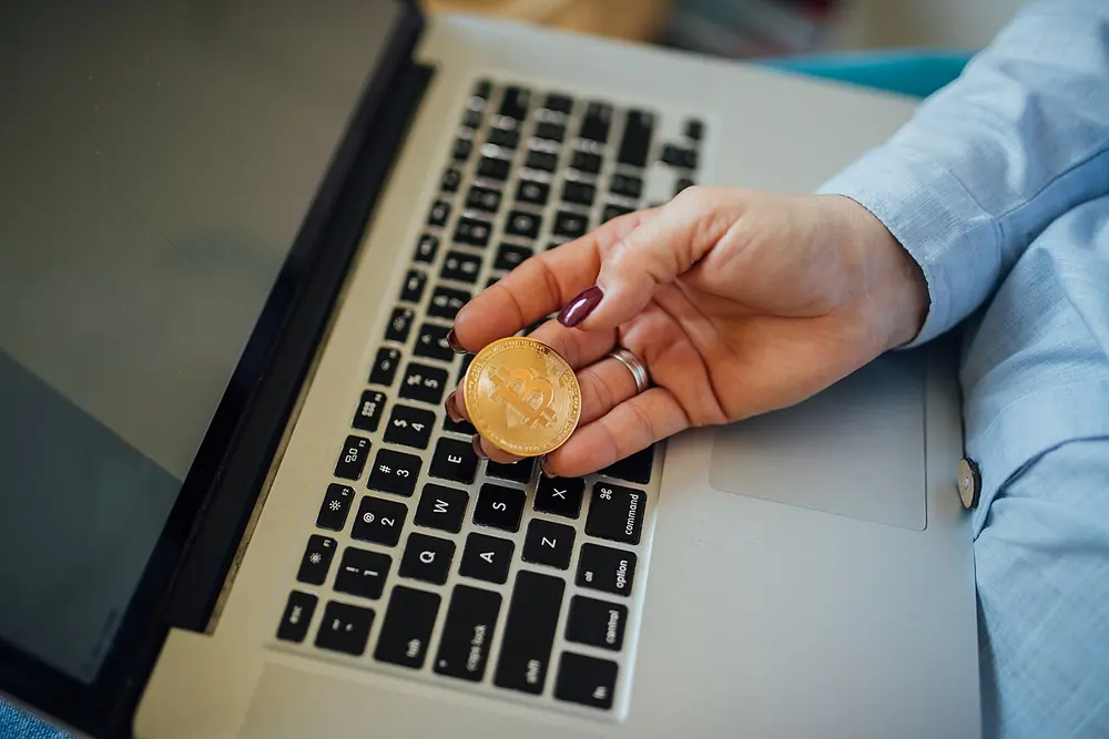 betus depósito litecoin - moneda física de bitcoin en la mano