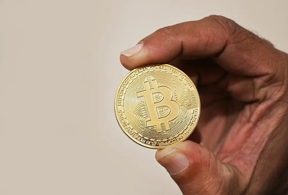 cloudbet depósito usdt - sosteniendo una moneda de bitcoin