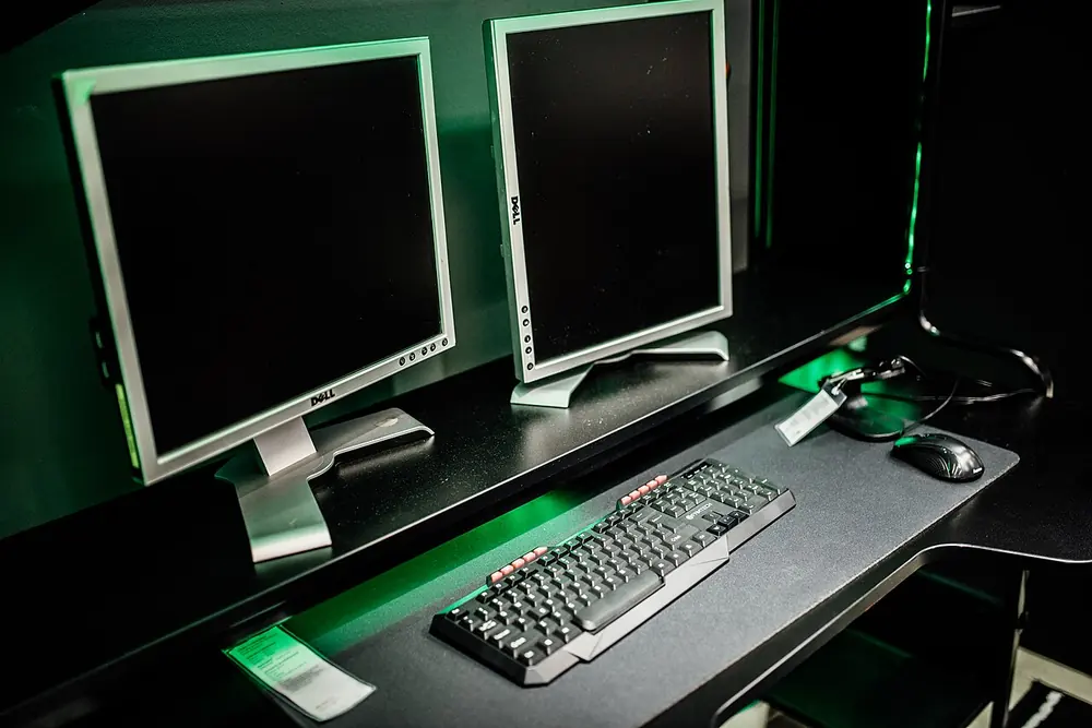 Escritorio gamer con dos monitores - contacto GuíaApuestasMX