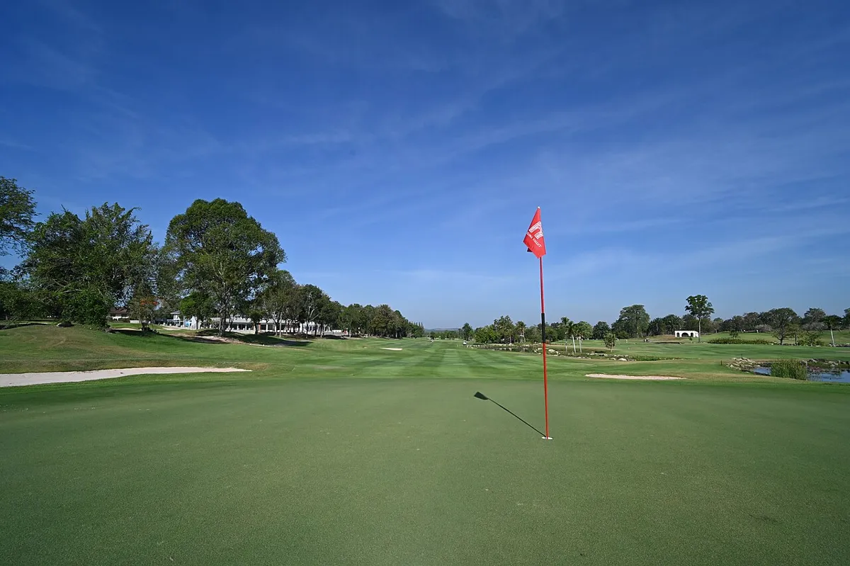 apuestas golf méxico pga - green de golf con bandera en un día tranquilo