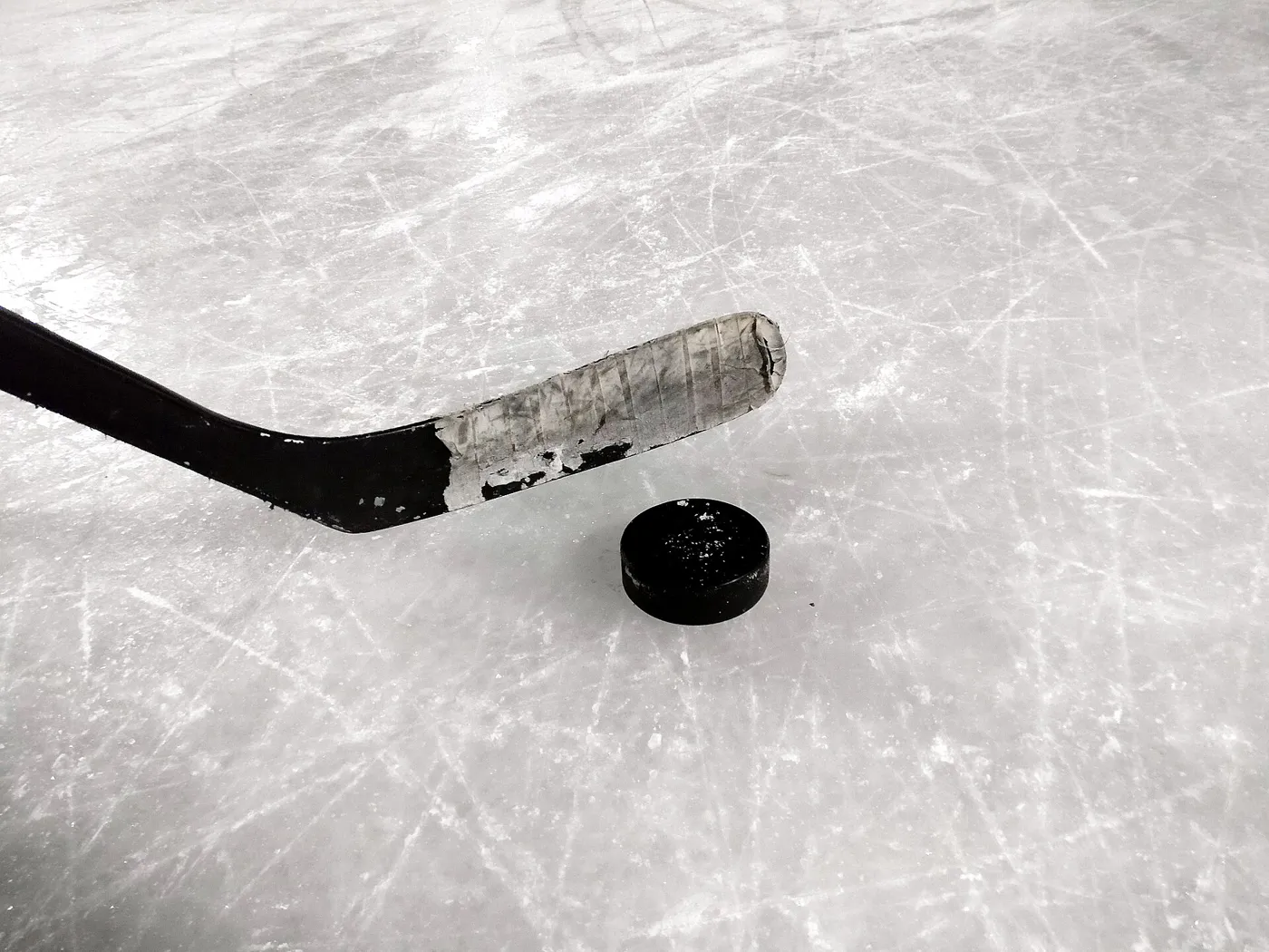 bastón y disco de hockey sobre hielo