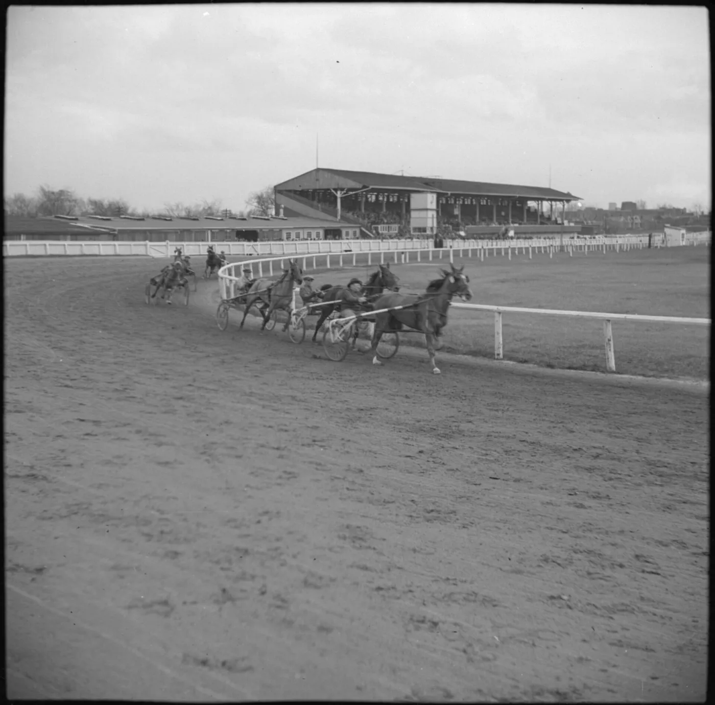 carrera de trotones en el hipódromo Dufferin, Toronto (histórica, dominio público)