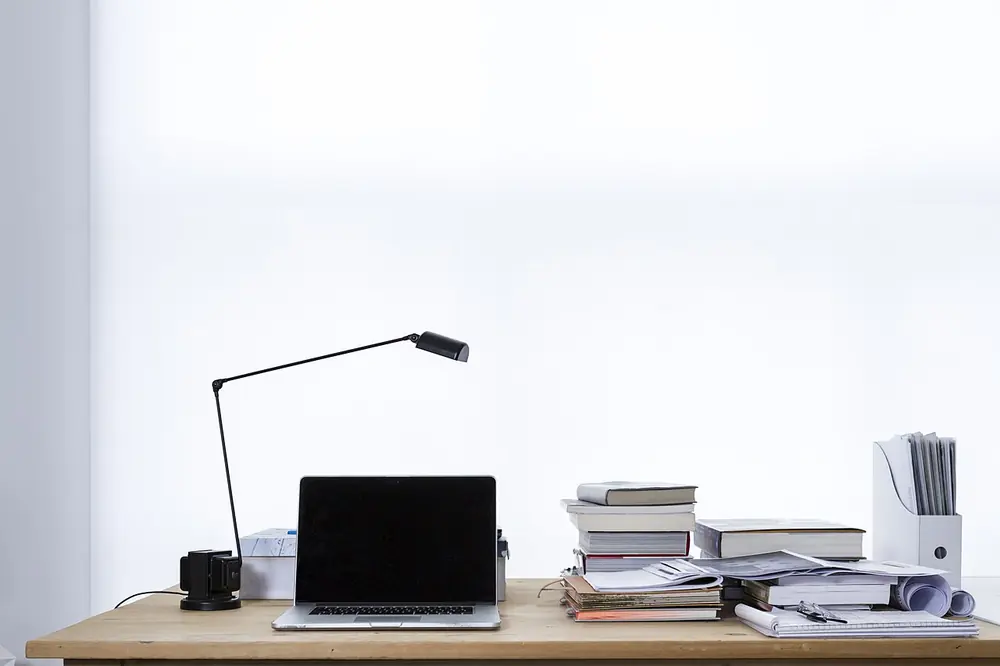 laptop sobre un escritorio