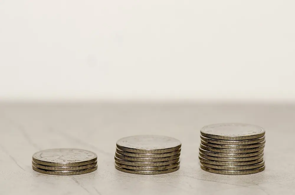 pilas de monedas