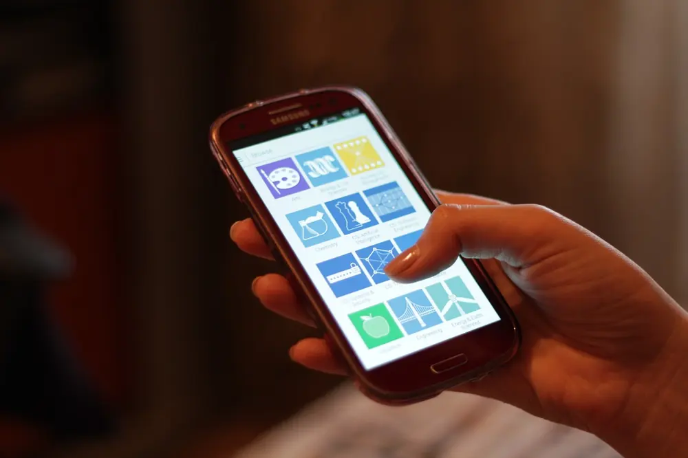 Usando un celular - apuestas box mérida