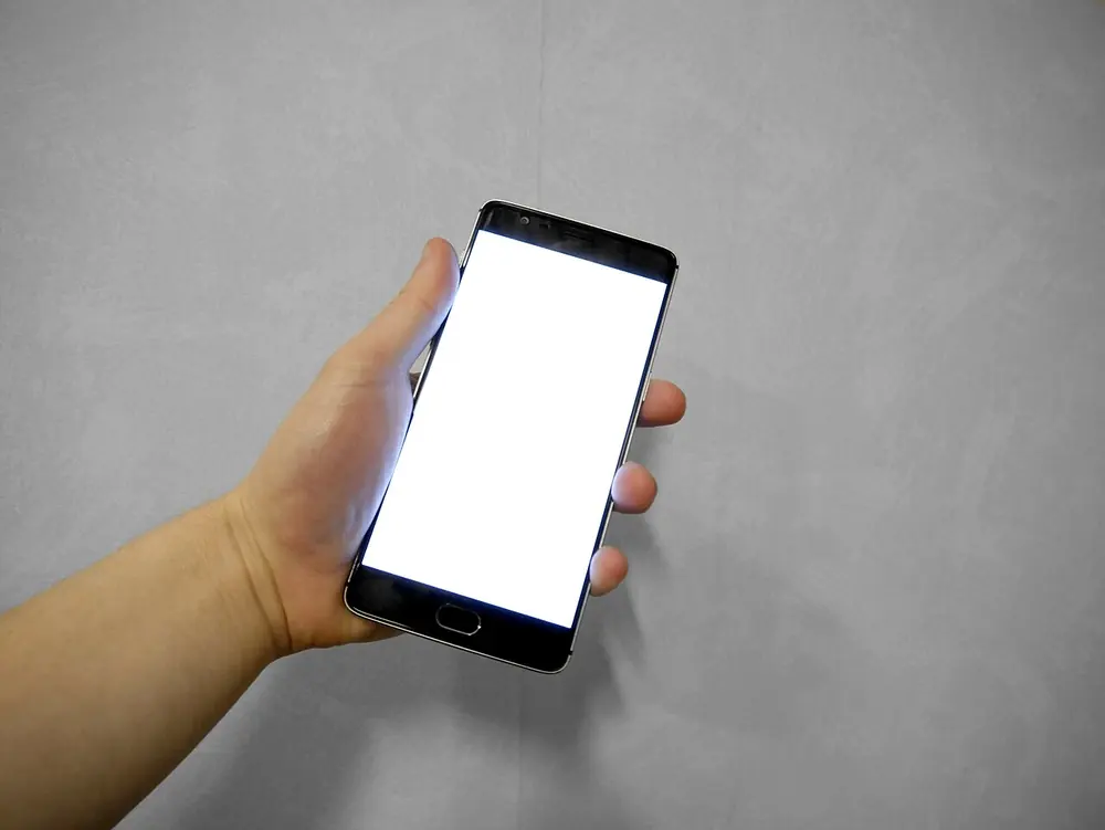 Mano sosteniendo un celular - betus depósito litecoin