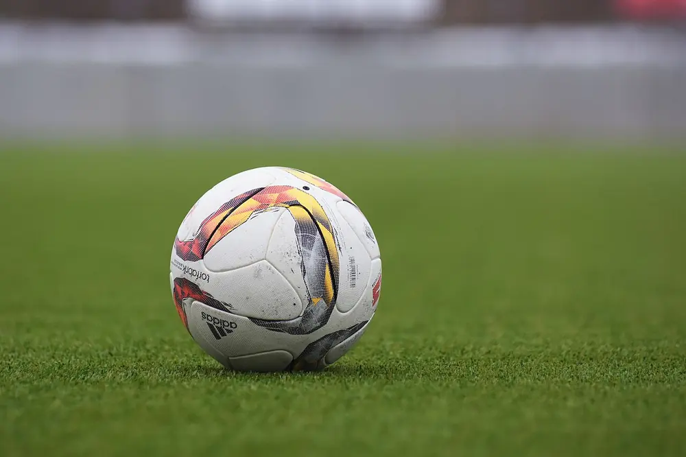 balón de futbol sobre el pasto