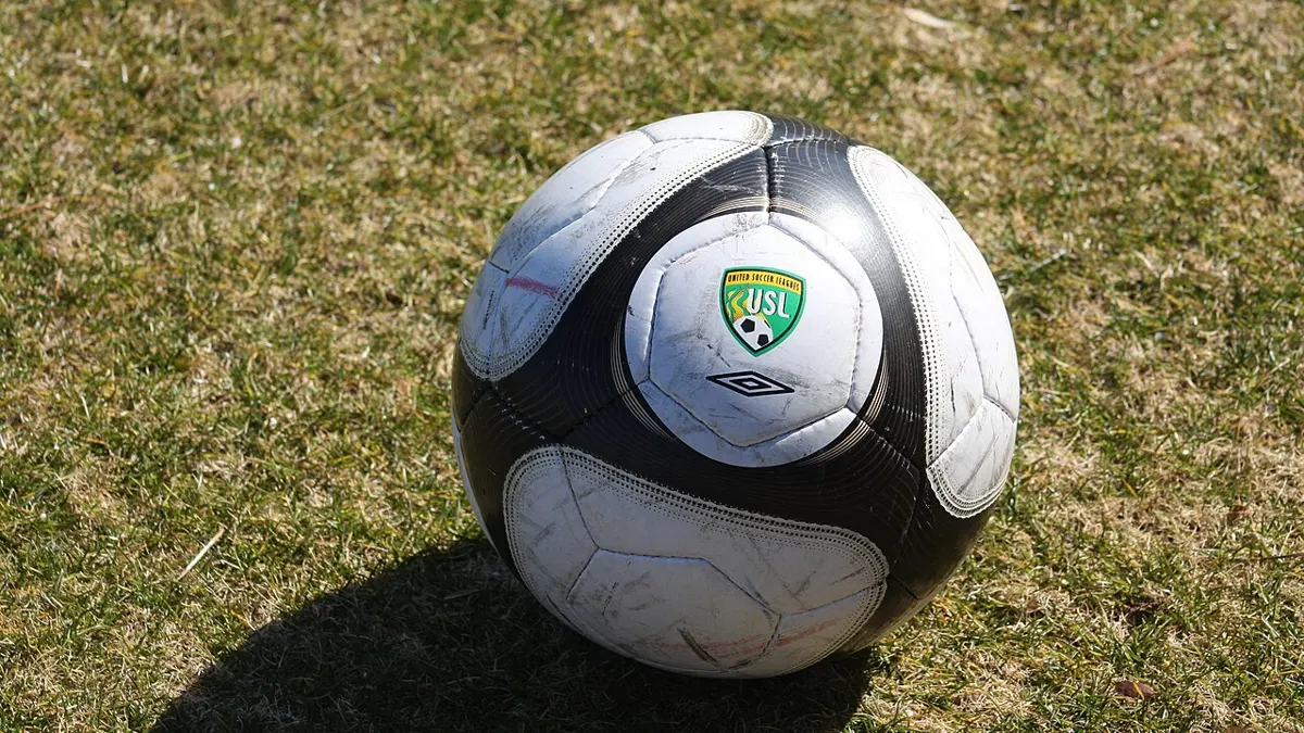 Football on a pitch - apuestas campeon mlb