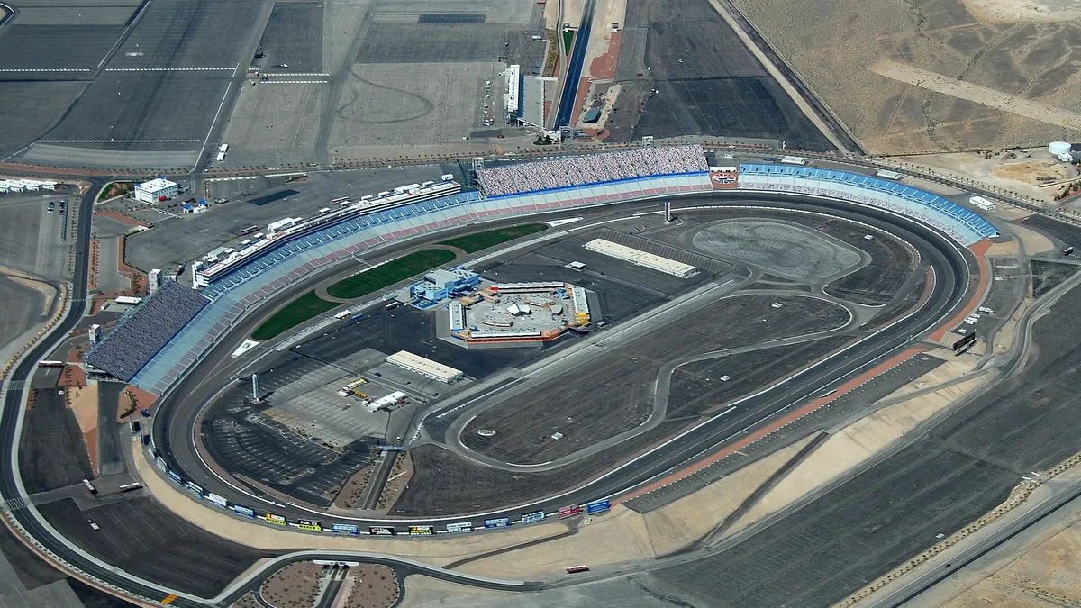 apuestas nascar mexico - vista aérea de un óvalo de carreras