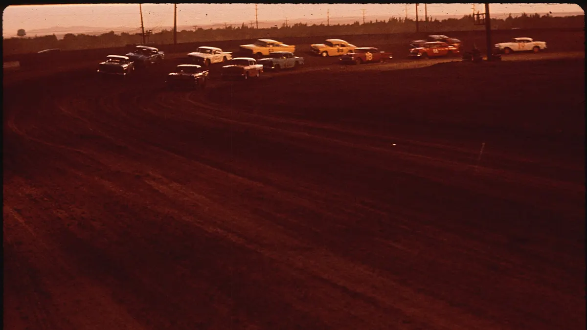 Stock cars corriendo en un óvalo de tierra (dominio público) - apuestas nascar mexico