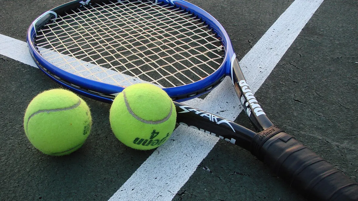 Tennis racket and balls - apuestas tenis desde mexico