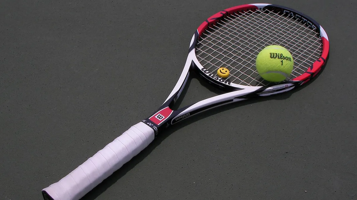 apuestas tenis desde mexico - tennis racket and balls